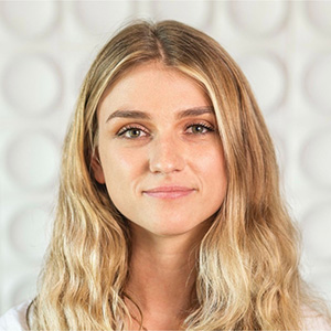 Headshot Laura Winfrey